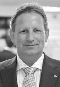 Bernd Horenkamp ist einer der drei Vorstands-mitglieder der Bielefelder Handels­kooperation EK/Servicegroup. Sie bietet dem Fachhandel eine umfangreiche Hilfestellung an, sich gegen die vielseitige Konkurrenz durchzusetzen.