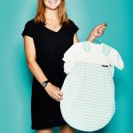 Sophia Burkard, Junior License Consultant von S. Oliver, mit Babyschlafsack in Kooperation mit Alvi