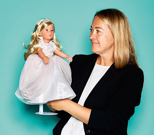 Renate Wildenhain, PR & Marketing Head von Käthe Kruse, mit Puppe "Sophie"