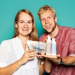 Michaela Hegemann und Tilmann Kreuder, Geschäftsführung von Das Boep, mit Babypflegebadprodukten