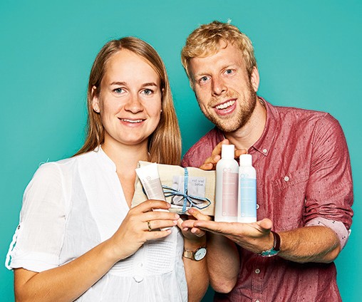 Michaela Hegemann und Tilmann Kreuder, Geschäftsführung von Das Boep, mit Babypflegebadprodukten