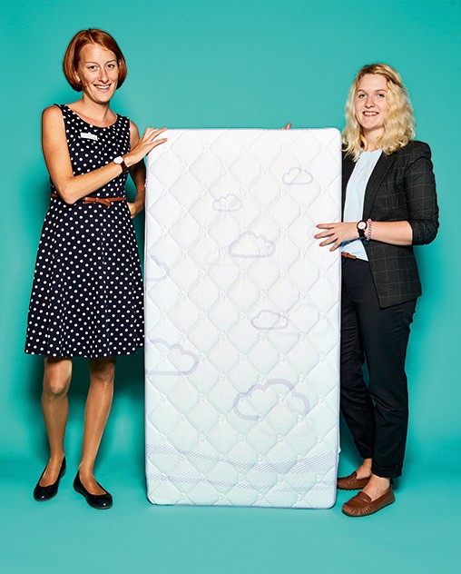 Elisabeth Sonnleitner (links) und Sarah Weiss, Marketingmitarbeiterinnen von Träumeland, mit Matratze „Polarstern“