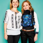 Monica Olariu und Kollegin, Owner von Deneris Trade (Isara), mit Baby Carrier “Isara V3 Galaxy”