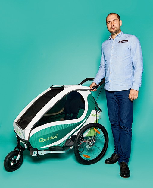 Nikolai Boldt, Geschäftsführung von Qeridoo, mit Kindersportwagen