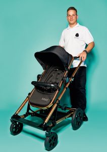 Marcel Tripodi, Sales Manager von Seed Stroller, mit Kinderwagen "Papilio"