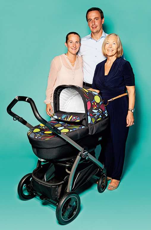 Barbara Haussmann, Dr. Robert Gietl und Angelika Gietl (vlnr), Geschäftsführung von Peg Kinderwagenvertrieb, mit Kinderwagen „Book S Manri“