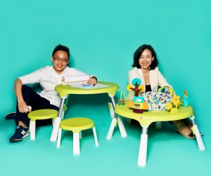 Vernon Chen und Cindy Goh, Designer von Oribel, mit "PortaPlay" Convertible Activity Center