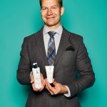 Antti Hulkkonen, Operations von Alva Organics, mit Babyöl und Gesichtspflege von Sophie la Girafe Cosmetics