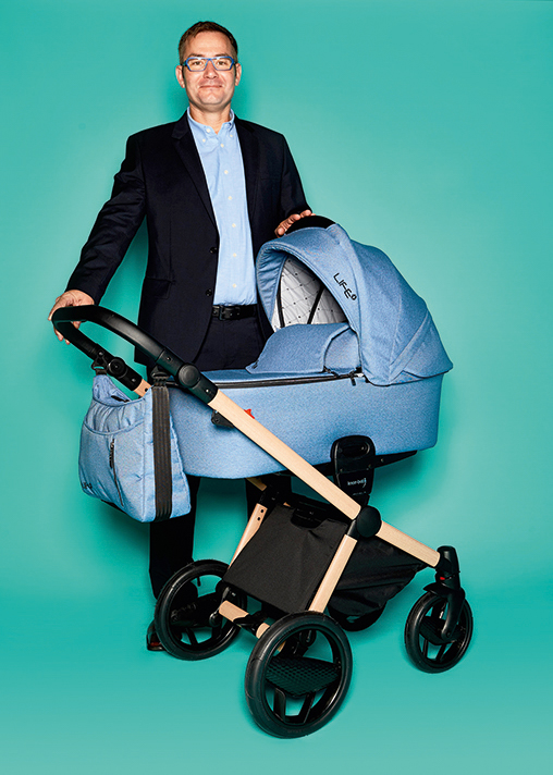 Peter Hotz, Geschäftsführung von knorr-baby, mit konfigurierbarem Kinderwagen „Life+“