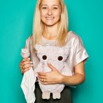 Katarzyna Mitas, Inhaberin von Maylily, mit „Snuggle Owl“ und „Cuddly Owl“