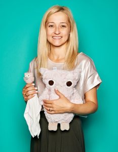 Katarzyna Mitas, Inhaberin von Maylily, mit "Snuggle Owl" und "Cuddly Owl"