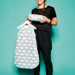 Keira O’Mara, Director von Mama Designs, mit Babyschlafsack mit herausnehmbarem Futter und Babydecke