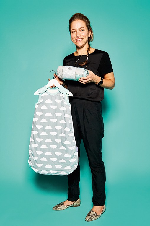 Keira O’Mara, Director von Mama Designs, mit Babyschlafsack mit herausnehmbarem Futter und Babydecke