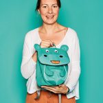Nicole Gehlhoff, Brand Manager von F.O. Bags, mit Kinderrucksack Nora Nilpferd von Affenzahn