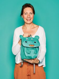 Nicole Gehlhoff, Brand Manager von F.O. Bags, mit Kinderrucksack Nora Nilpferd von Affenzahn