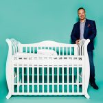 Vadims Frolovs, CEO von YappyKids, mit Kinderbett “YappyLa:le”