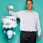 Yannis Paraskakis, Executive Sales Manager von Blue & Red, mit Deckenlampe “Hot-air Balloon”