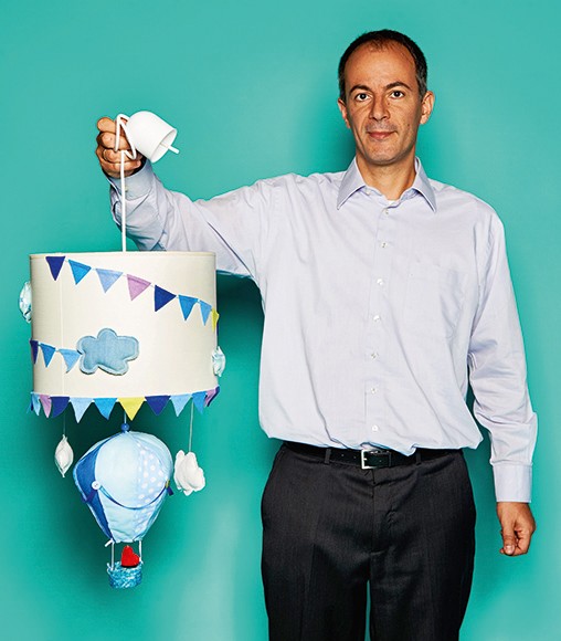 Yannis Paraskakis, Executive Sales Manager von Blue & Red, mit Deckenlampe „Hot-air Balloon“