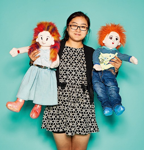 Selina Liu, General Manager von Zaozhuang MYI Import and Export, mit Baby- und Kinderbekleidung