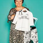 Ewa Klepacz, Inhaberin von Ewa Collection, mit Outfit-Set an Kinderbekleidung