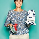 Joanna Baer, Export Manager von Scorpio Poland, mit Antirutsch-Socken sowie Mütze und Rundschal von “Yo!”