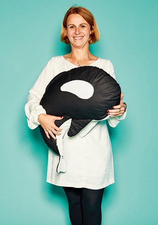 Aleksandra Cajos, Inhaberin von Black Plum, mit Stillkissen "Black Whale Orca"