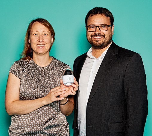 Erasmus van Niekerk und Kollegin, CEO von Sep Solutions, mit Twinkle Baby Monitor