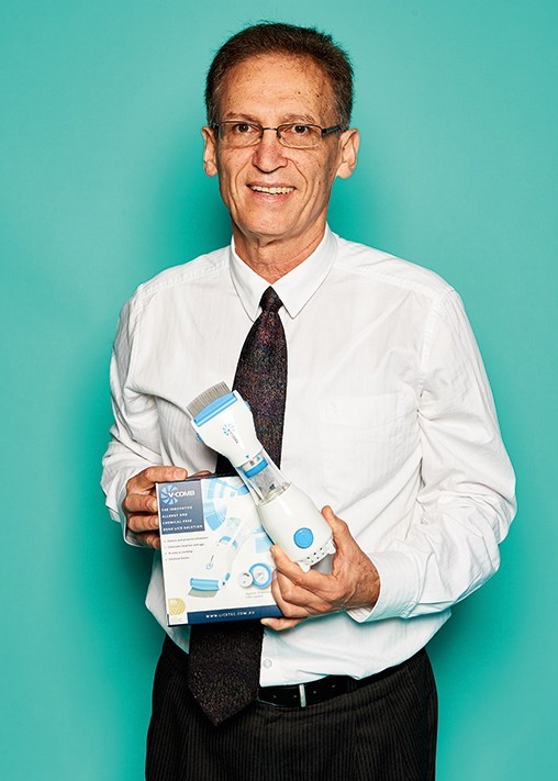 Mark Maor, Managing Director von ToLife Technologies, mit V-Comb gegen Kopfläuse