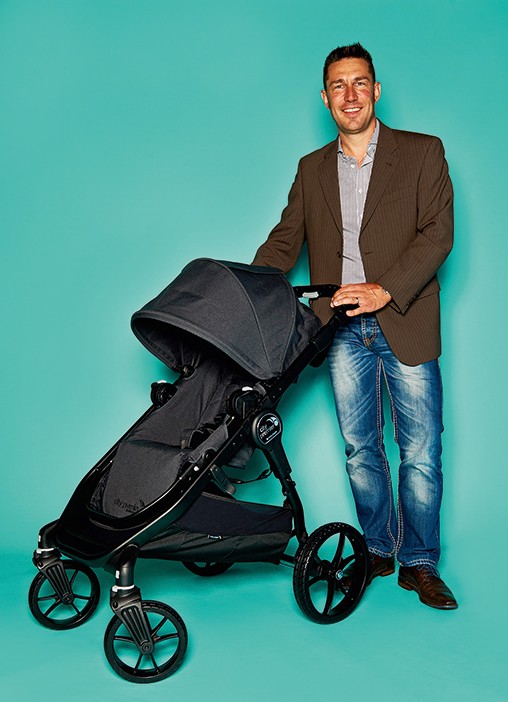 Björn Wörner, Inhaber von bw Handelsagentur CDH, mit Kinderwagen von Baby  Jogger