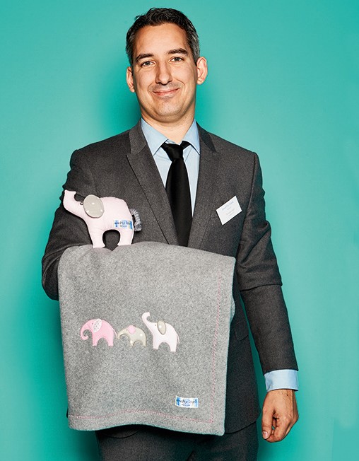 Thorsten Hopf, Geschäftsführender Gesellschafter von Annette frank, mit Kuscheldecke aus kbA-Baumwolle und Kuscheltier „Elefant“