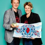 Eva Stemmer und Jörg Meister, CEO  von little big things, mit Baby-Greifling “Wal” und Popup-Buch aus Plüsch