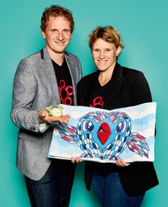 Eva Stemmer und Jörg Meister, CEO von little big things, mit Baby-Greifling "Wal" und Popup-Buch aus Plüsch