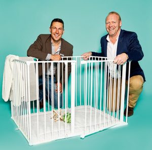 Björn Wörner und Torge Holzmann, Account Manager von Baby Dan, mit Laufstall "Square Park"