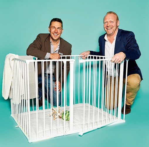 Björn Wörner und Torge Holzmann, Account Manager von Baby Dan, mit Laufstall „Square Park“