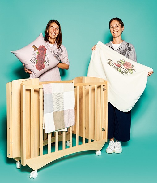 Livia Scardulla und Ciada Tacchella,  von Hugs Factory, mit Baby-Heimtextiien „Greenwhich“