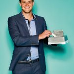 Erik Hoeve, Account Manager von Luma Babycare, mit Easy Wipe box