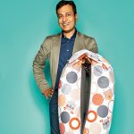 Anil Gupta, Geschäftsführer von Joyfill, mit Stillkissen „Flex O Fill“ (Tox-Proof)