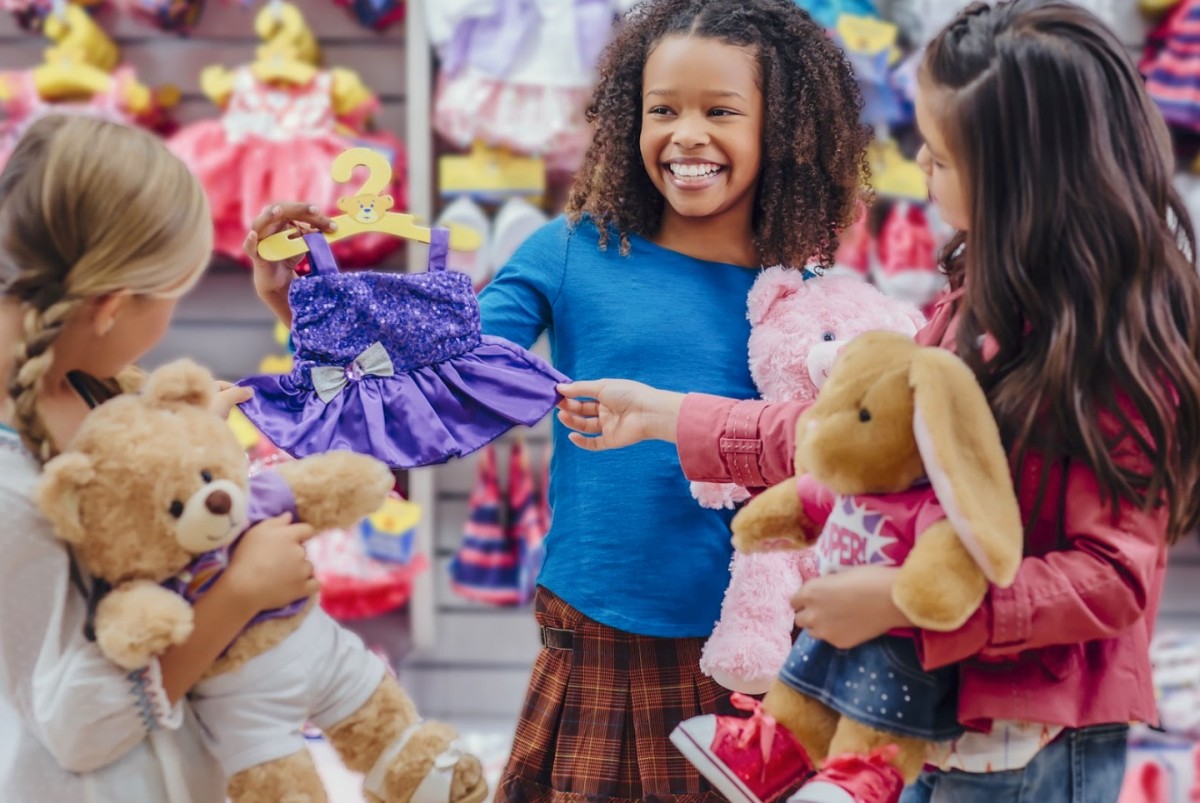 Kinder können in einem Build-a-Bear-Store ihren persönlichen Teddy zusammenstellen.