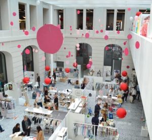 Blick ins Atrium der Playtime Berlin. Weitere Stände waren im ersten Stock verteilt.