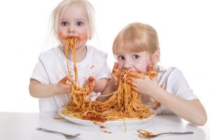 Kinder könn t en auch beim Essen Manieren an den Tag legen