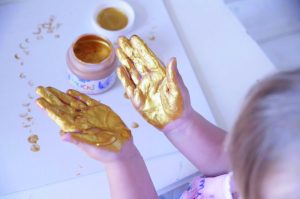 Ganz schön viele Goldfinger: Mit den Funkel-Fingerfarben von C. Kreul lassen sich glitzernde Effekte erzielen, damit Kinder noch mehr fühlen und entdecken können.
