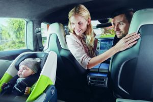Ruhige Eltern, gute Eltern: Apps und smarte Erweiterungen des Kindersitzes schützen unmittelbar vor Gefahren, beruhigen unsichere Eltern und sorgen so für eine sichere Fahrt.