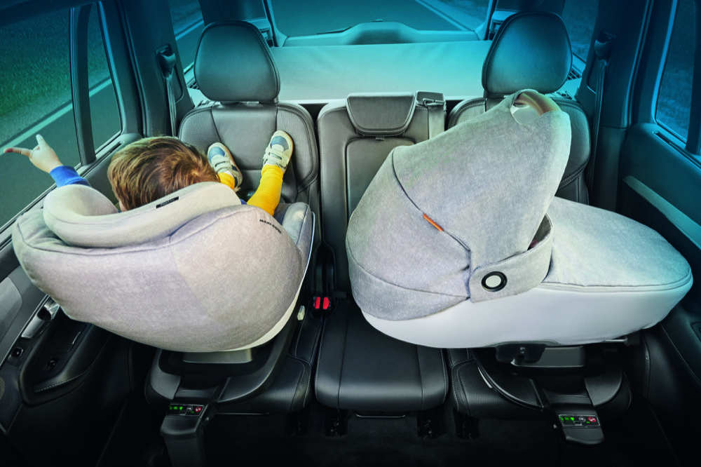 Rückwärtsgerichtet oder seitlich: Mit dem Modell „Jade“ von Maxi-Cosi lassen sich Babys ohne Umbetten nach der neuen Sicherheitsnorm R 129 transportieren.
