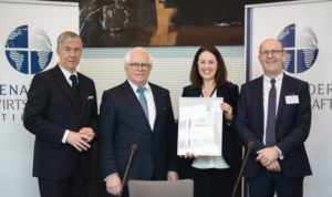 V.l.n.r.: Dr. Walter Döring (Wirtschaftsminister a.D. und Vorstandsvorsitzender Senate of Economy Europe), Dieter Härthe (Vorstandsvorsitzender Senat der Wirtschaft), Claudia Lässig, Dr. Eckhard Neudeck (Vorstandsbeauftragter Mittelstand, Senat der Wirtschaft)