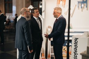 René Stenvang (r.) im Gespräch mit Kronprinz Frederik von Dänemark und Hans Brask, dänischer Botschafter in Lettland 2018 (l.).