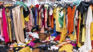 Die Läger des Modefachhandels sind mit unverkaufter Ware überfülllt - BTE warnt vor Verlusten durch Corona-Lockdown.
