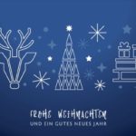 Weihnachtsgruss blauer Hintergrund – Sterne, Weihnachtsbaum, Rentier und Geschenke auf Schlitten – deutsch