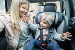 Der im April 2021 lancierte Kinderautositz „Neo 360 SL“ von Osann bietet viel Komfort und verfügt über einen Standfuß als zusätzlichen Sicherungspunkt.