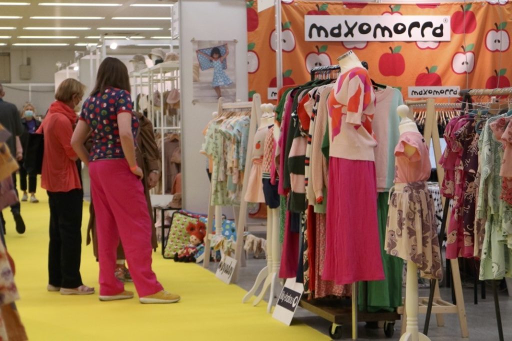 Kindermoden Nord im August 2022. Am Stand von Johanna Gruber mit ihrer Agentur Jättefint ist immer buntes Treiben zu beobachten.
