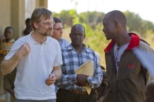 Roland Stelzer, Geschäftsführer Cotonea, im Gespräch mit Peter Maganda, Biolandbau-Verantwortlicher, und einem Übersetzer bei dem Anbauprojekt GADC in Uganda.